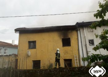 Un herido leve por quemaduras en un incendio en Pravia