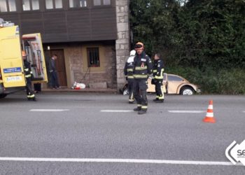 Una mujer de 26 años resulta herida al colisionar su coche contra el pilar de una vivienda en Tabaza