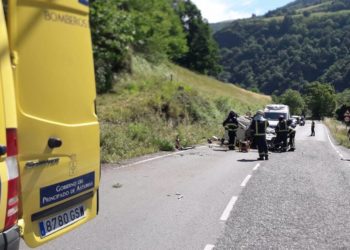 Dos hombres heridos en un accidente de tráfico en Cangas del Narcea