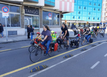Fotos | Gijoneses se manifiestan por ‘Un Muro para las personas’ y una ciudad más accesible