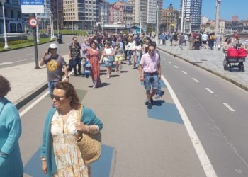 Fotos | Gijoneses se manifiestan por ‘Un Muro para las personas’ y una ciudad más accesible