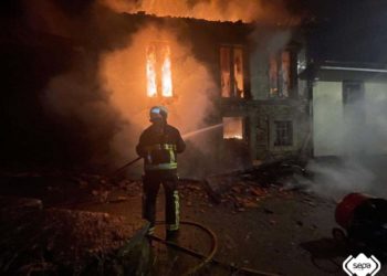 El fuego calcina el techo y causa daños en una vivienda de Cudillero