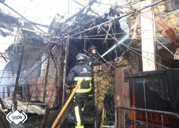 Un incendio calcina parte de un inmueble en Siero