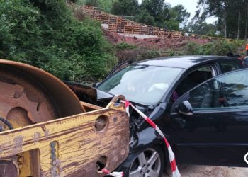 Herida una mujer al chocar con su coche contra una máquina de obras en Salinas
