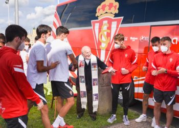 Los gijoneses se despiden del padre Fueyo en la capilla ardiente de San Nicolás de Bari, en El Coto