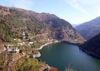 Los bomberos rescatan a un hombre que se cayó al embalse de Salime