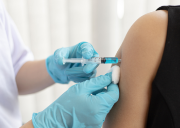 Salud aprueba la segunda dosis de recuerdo para mayores de 80 años y en residencias