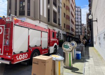 La perforación de una tubería provoca el desalojo de vecinos y comercios en la calle de San Melchor de Quirós
