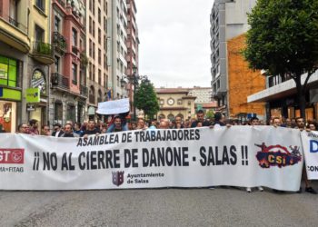 Centenares de personas exigen en Oviedo una solución para la planta de Danone en Salas