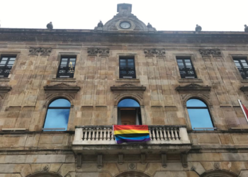 El Ayuntamiento lucirá una pancarta reivindicativa pero no la bandera LGTBi