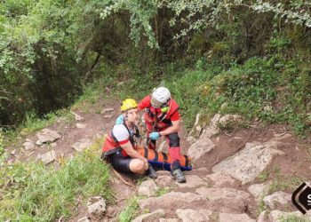 Evacuado un ciclista portugués que cayó en Salas