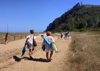 Los asturianos pretenden gastar 1.000 euros en estas vacaciones de verano, según un estudio