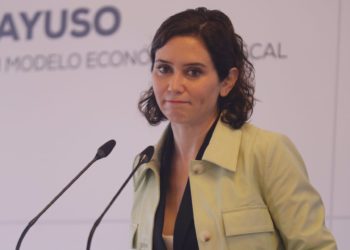 Ayuso ve incoherente que el PSOE proponga bajar impuestos en Madrid pero llame «agujero negro» a la región desde Asturias