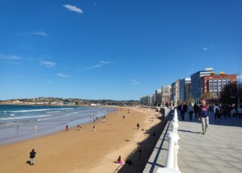 Los leoneses vuelven a disfrutar de Gijón con los Trenes Playeros