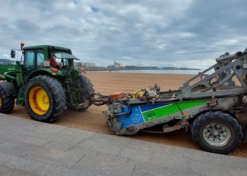 Un centenar de operarios de Emulsa, destinados este verano a la limpieza de playas y zonas turísticas