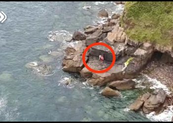 Rescate en helicóptero de una pareja atrapada en un pedrero en Villaviciosa