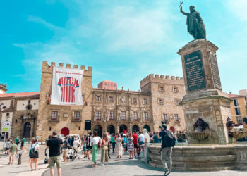 Rafa Suárez-Muñiz, doctor Geógrafo: “La pancarta en la fachada del palacio de Revillagigedo incumple la ley”