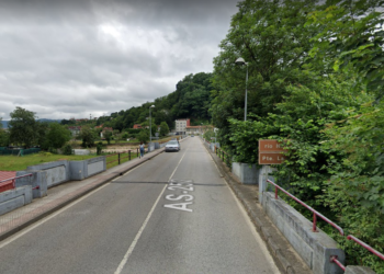 Rescatan a un hombre de 55 años herido tras caer 4 metros cerca del cauce del río en Pola de Laviana