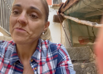 La ganadera Lucía Velasco pide a los turistas que no se lleven a los perros que están con las vacas