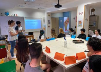Organizadoras de los ‘Puntos Lila’ de Gijón imparten un taller informativo en la Escuela de Segunda Oportunidad