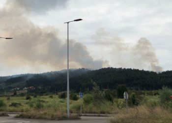 Indignación vecinal por el incendio del Monte Areo: «Con más medios ya se habría apagado»