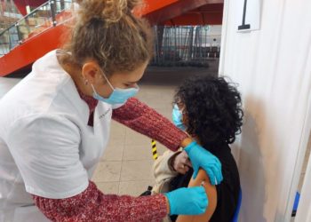 La EMA recomienda vacunar ya con la cuarta dosis a mayores de 60 años y plantea una quinta en otoño