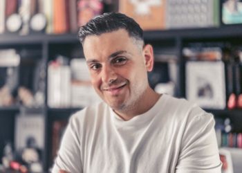 Dam Fernández (‘El Roble Azul’): «Mealladh, el mundo de mi novela, está bien. Pero para vivir, ¿qué mejor que Gijón?»