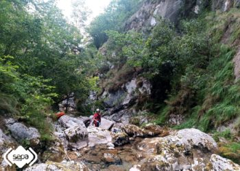 Un hombre fallece tras caer por un barranco de 80 metros en Cabrales