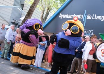 Los topos de Langreo, dando ambiente al stand de Langreo