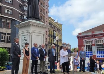 Ofrenda a Jovellanos sin mascarillas en la plaza 6 de agosto