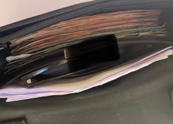 Un gijonés recupera su cartera, con casi 5.000 euros en efectivo, tras ser encontrada por un vecino