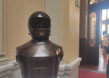 El encanto de la obra de Navascués llega al parlamento asturiano