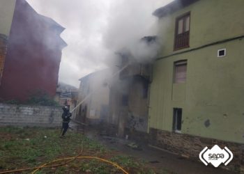 Calcinada una vivienda deshabitada en Mieres por un incendio