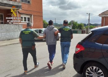 Detenidos dos jóvenes por robar cable de alumbrado público en Castrillón