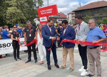 La Vuelta Ciclista afianza su encanto en Asturias 