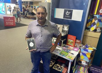 El traductor Javier Martínez Concheso presenta en FIDMA su ‘Cándido o l’optimismu’, de Voltaire