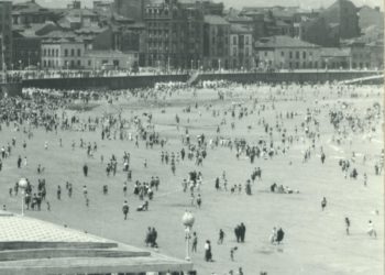 La playa de San Lorenzo en agosto