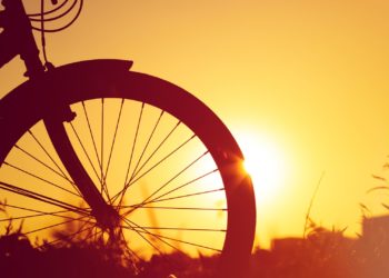 Ribera de Arriba proyecta una senda singular sobre un acantilado fluvial