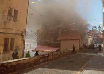 Controlado el incendio en el barrio de Cimadevilla
