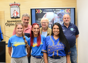 El sófbol femenino estrena torneo en Gijón