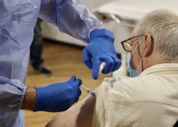 Asturias inicia el lunes la campaña de vacunación de la gripe y el refuerzo contra la Covid en residencias