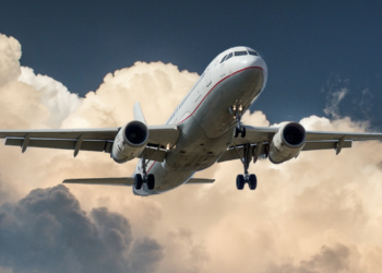 Greenpeace denuncia que Asturias subvenciona con 22 millones a aerolíneas, una «práctica ilegal» en la UE