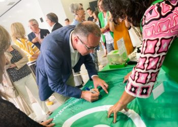 80 voluntarios de AECC Asturias recibieron hasta 45.000 personas en su stand de FIDMA