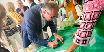 80 voluntarios de AECC Asturias recibieron hasta 45.000 personas en su stand de FIDMA