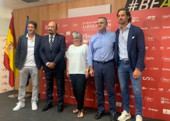 De izquierda a derecha: Tomás Carbonell (director del torneo), Miguel Díaz (presidente de la Federación Española, Ana González (alcaldesa), José Manuel Franco (presidente del CSD) y Feliciano López.