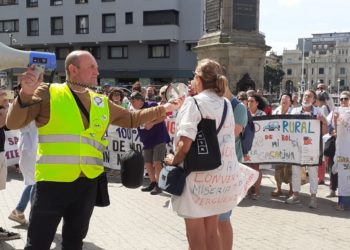 FOTOS | Concentración de trabajadoras del Servicio de Ayuda a Domicilio en Gijón