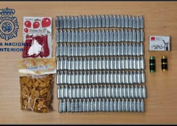 Detenidos tres jóvenes con 160 cápsulas de ‘gas de la risa’ para su distribución y consumo en Oviedo