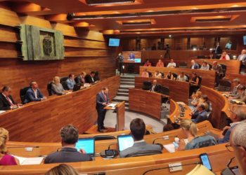 Barbón anuncia una ayuda de 1.500 euros el cuidado de niños de 0 a 3 años sin plaza en centro público