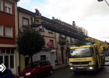 Desalojado un edificio en Colloto tras derrumbarse parte del tejado