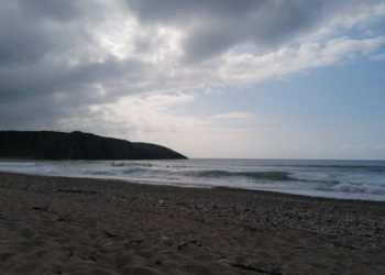 Encuentran el cadáver de un hombre en la playa de Xagó